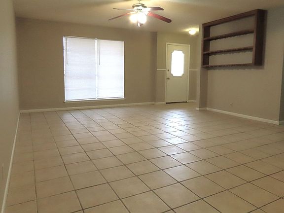 4th image of 402 Muller Garden Rd