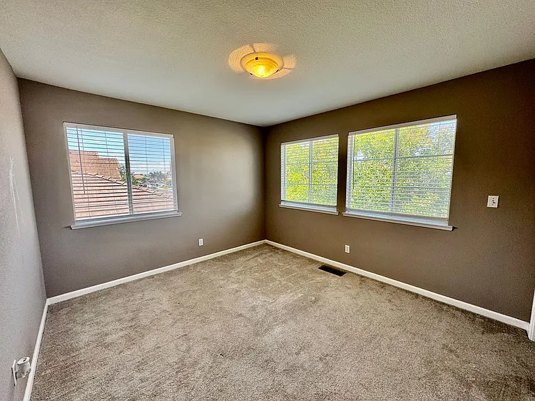 1037 Sandra St — Photo 17