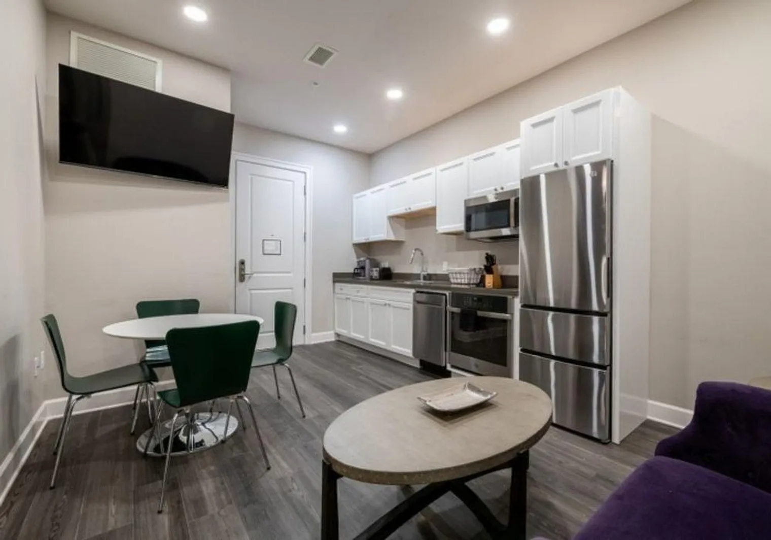 3 bed, 3.0 bath, 505 sqft, $10,710 — Photo 2