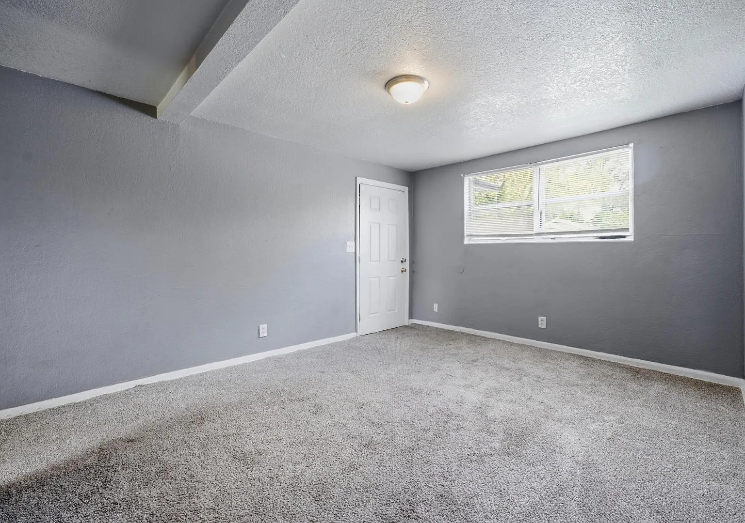 1658 W 10th St - 3 — Photo 3