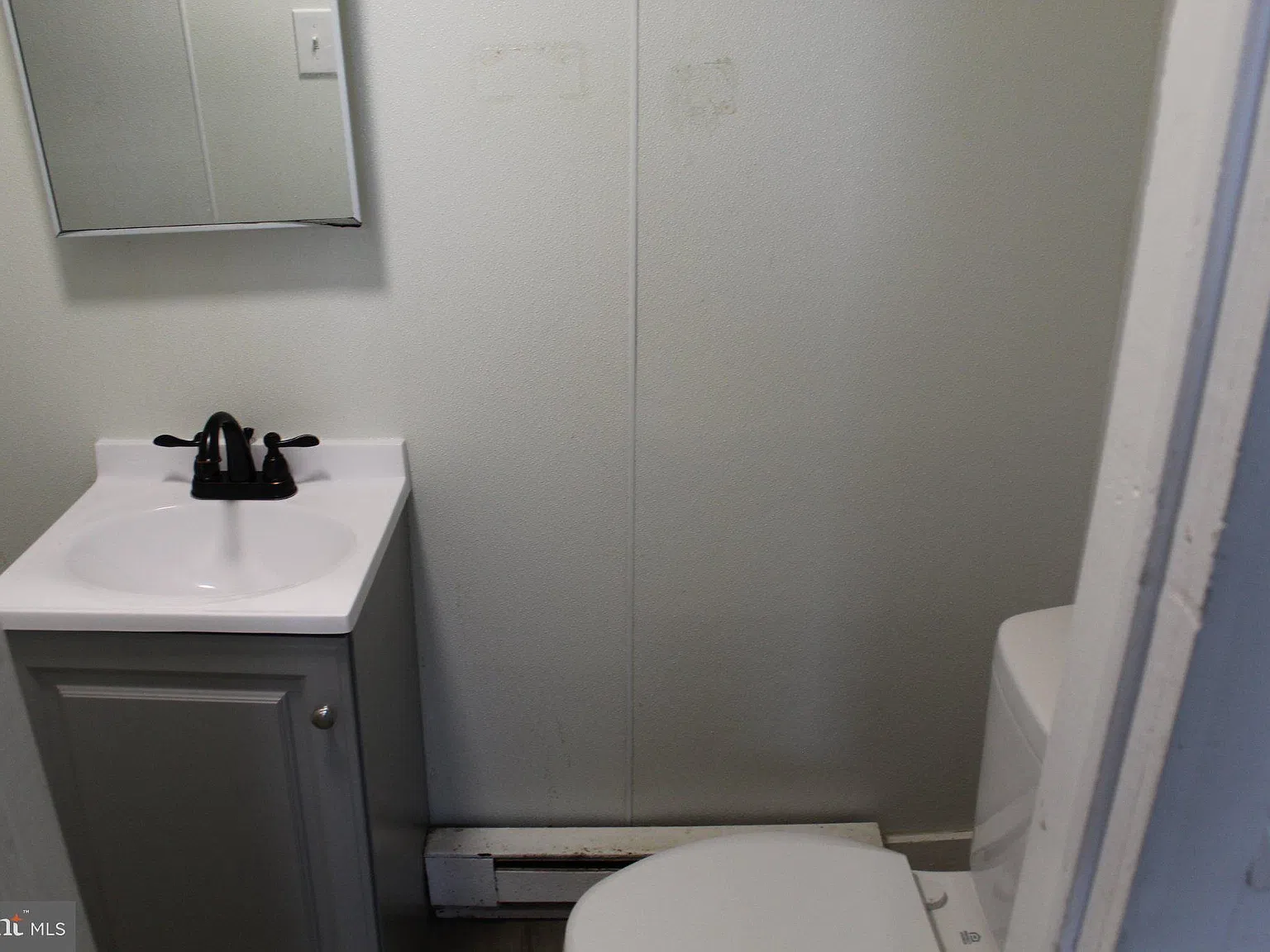 1 bed, 1.0 bath, 2240 sqft, $1,100 — Photo 4