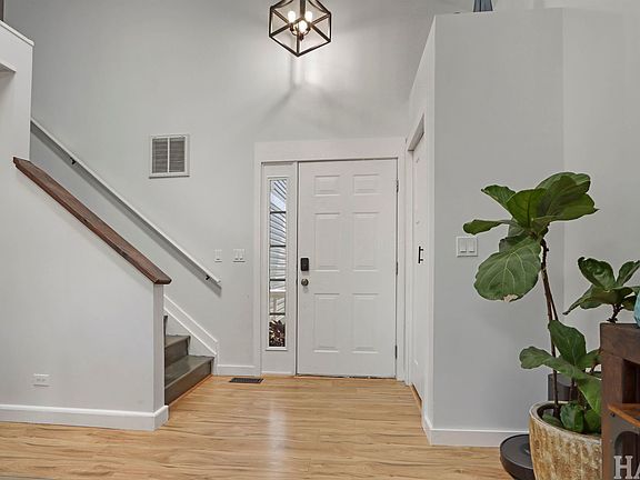 3rd image of 2562 N Lancaster Ln