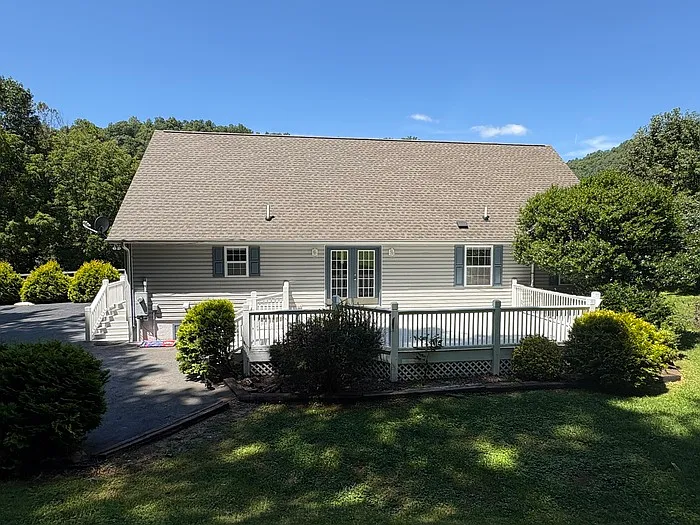 3 bed, 2.5 bath, 2612 sqft, $2,000 — Photo 3