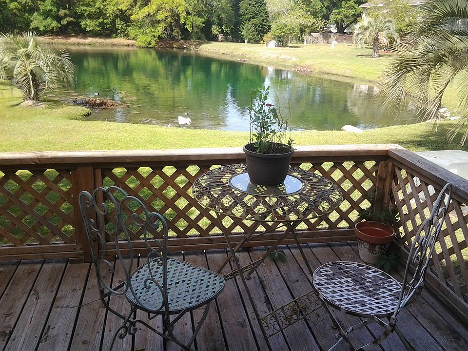 Peaceful Pond views from deck