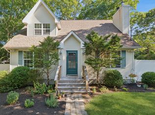 32 Atlantic Ave, Hampton Bays, NY 11946