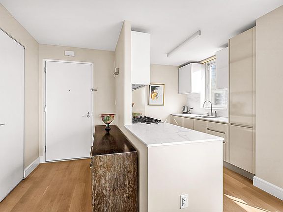 4th image of 322 W 57th St APT 37T