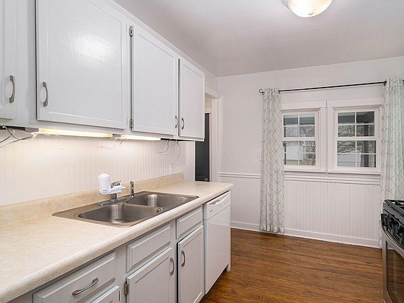 3rd image of 187 Woodrow Ave S