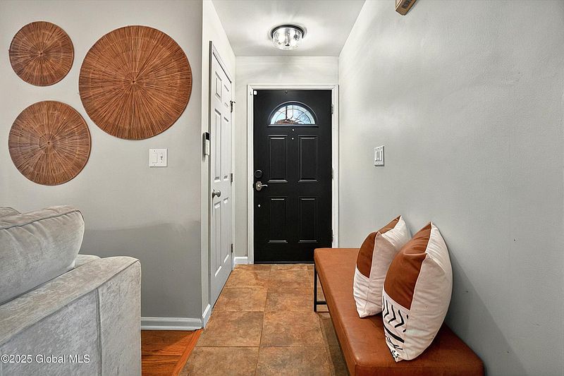4th image of 324 Meadowlark Drive