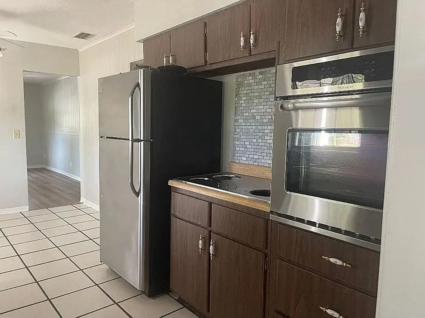 Charming 3-bed/1-bath single-family home available now! — Photo 4
