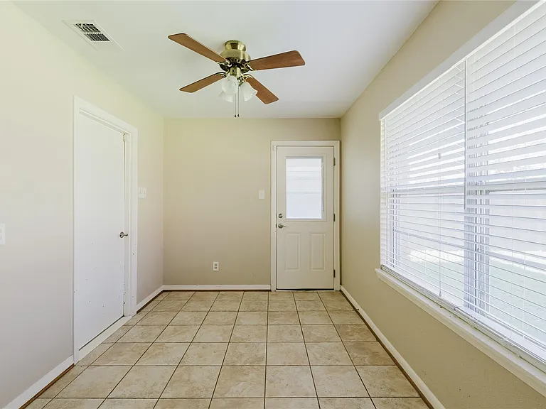5210 De Lange Ln — Photo 13