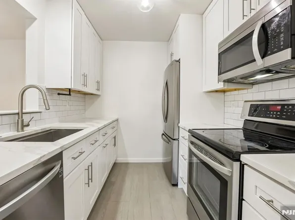 100 Crown Ct APT 471, Edgewater, NJ 07020
