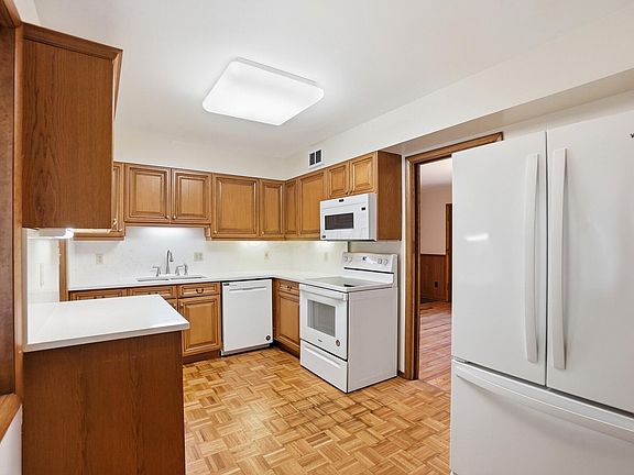 3rd image of 3134 Herrick Rd