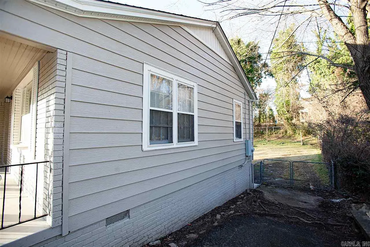 3 bed, 1.0 bath, 1229 sqft, $1,050 — Photo 2