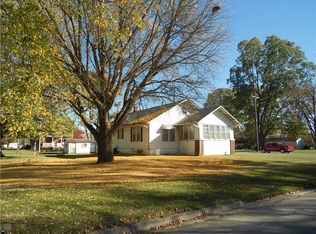 302 N Elm St, Saint Elmo, IL 62458