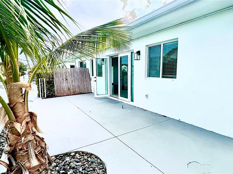 8235 Crespi Blvd #4 — Photo 15