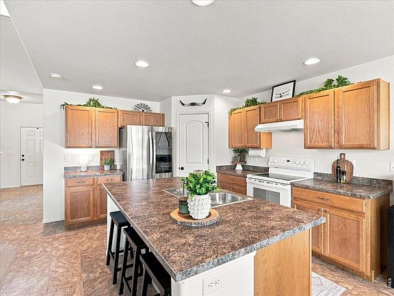 5th image of 246 Castle Dr