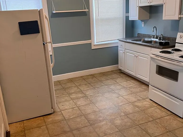 Large Spacious 4 Bedroom UPPER with Large Living Room and Dining Area!! — Photo 5