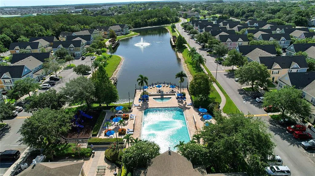 3 bed, 2.0 bath, 1296 sqft, $2,400 — Photo 3
