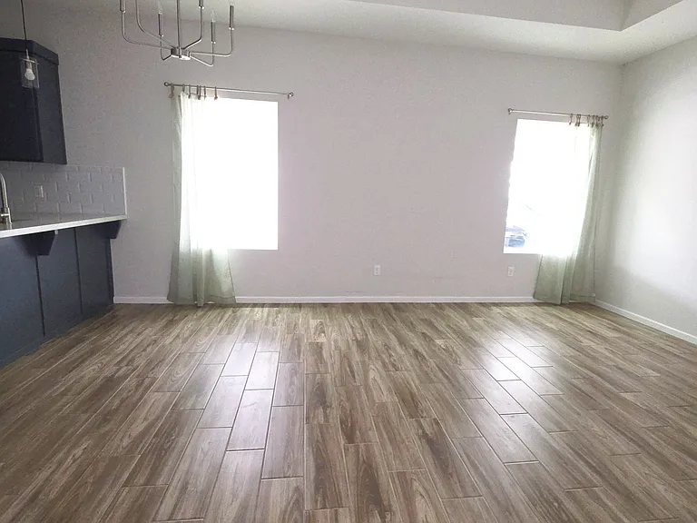 913 N Clarence Ave — Photo 8