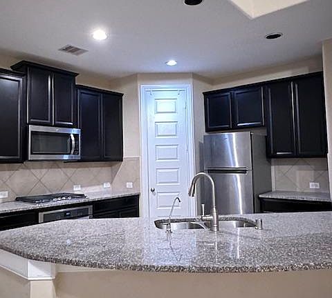5th image of 914 Marigold Park Pl