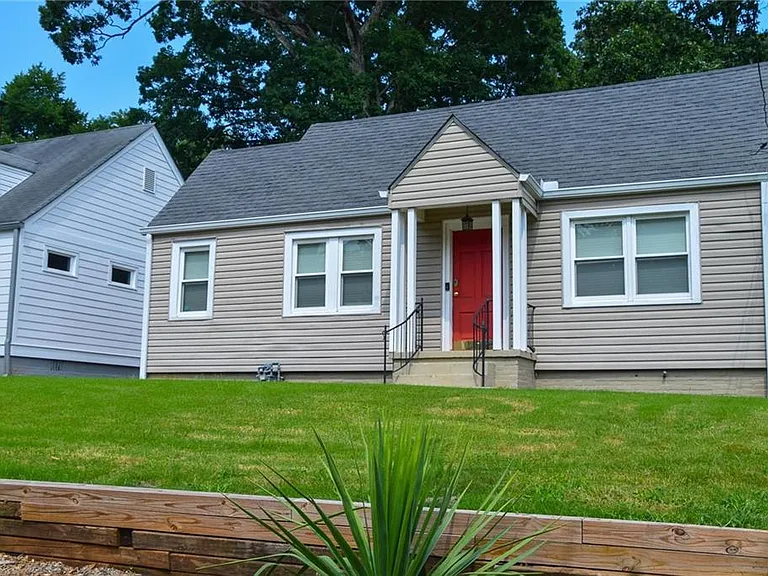 184 Clifton St SE — Photo 2