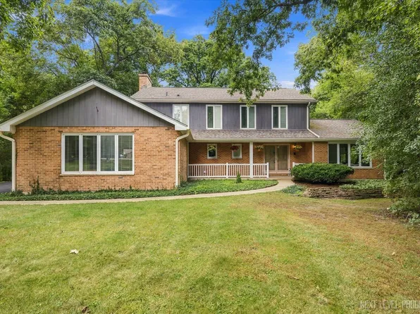 6N422 Woodhill Ln, St Charles, IL 60175