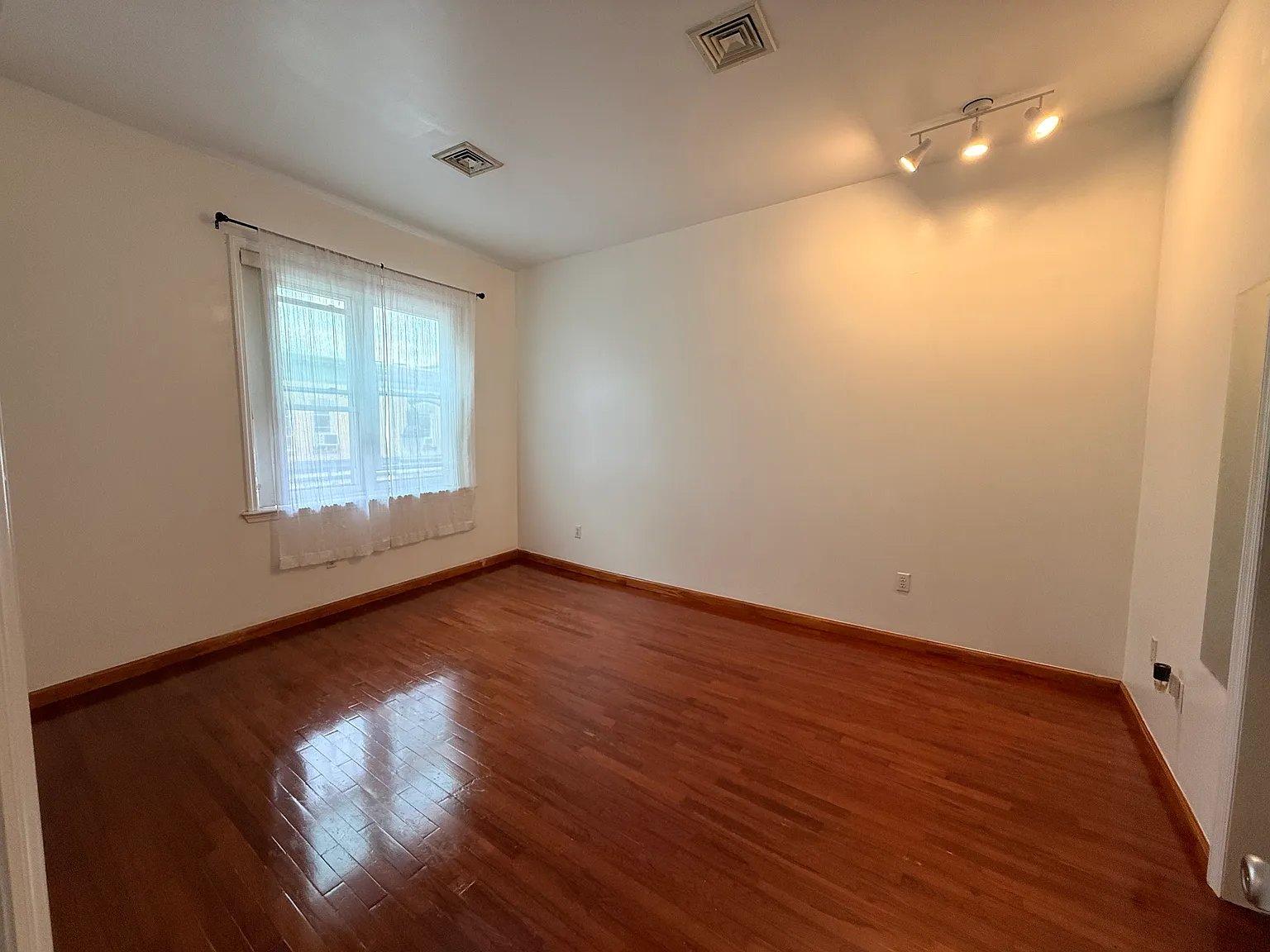 1 bed, 850 sqft, $1,950 — Photo 3