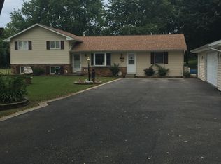 1401 Spring Bay Rd, East Peoria, IL 61611