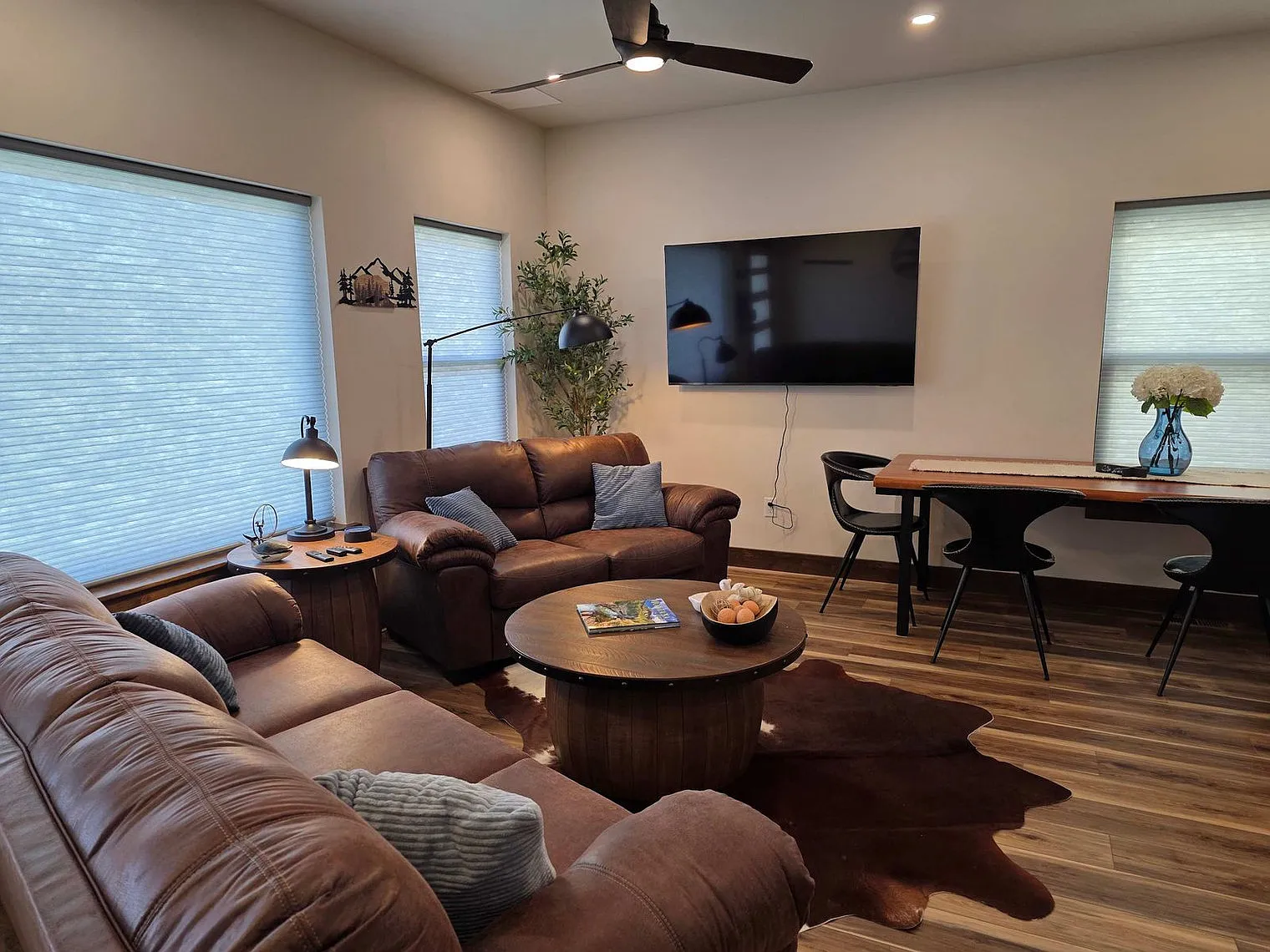 3 bed, 2.0 bath, 1689 sqft, $5,220 — Photo 2