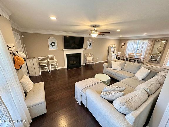 3rd image of 7443 Ladd Rd