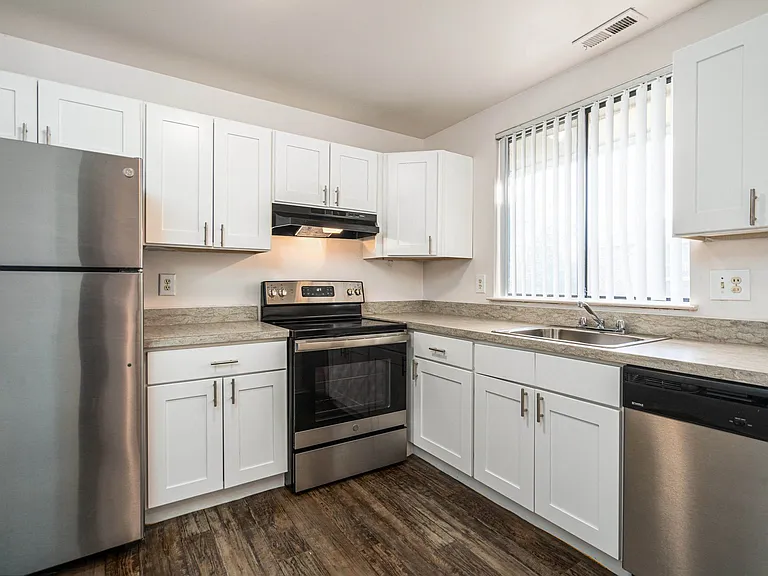 Creekside of Farmington Hills Apartments — Photo 36