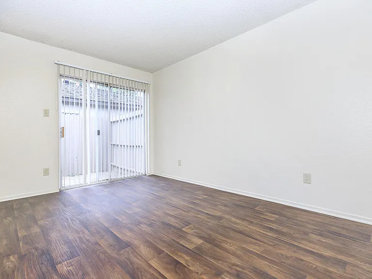 Walnut Park Apartments — Photo 15