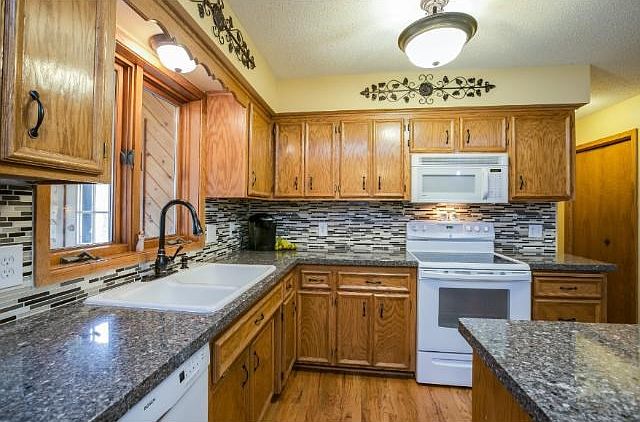 Gorgeous gourmet kitchen with NEW quartz Silestone counter tops and new counter backsplash (professionally installed in 2015)!
