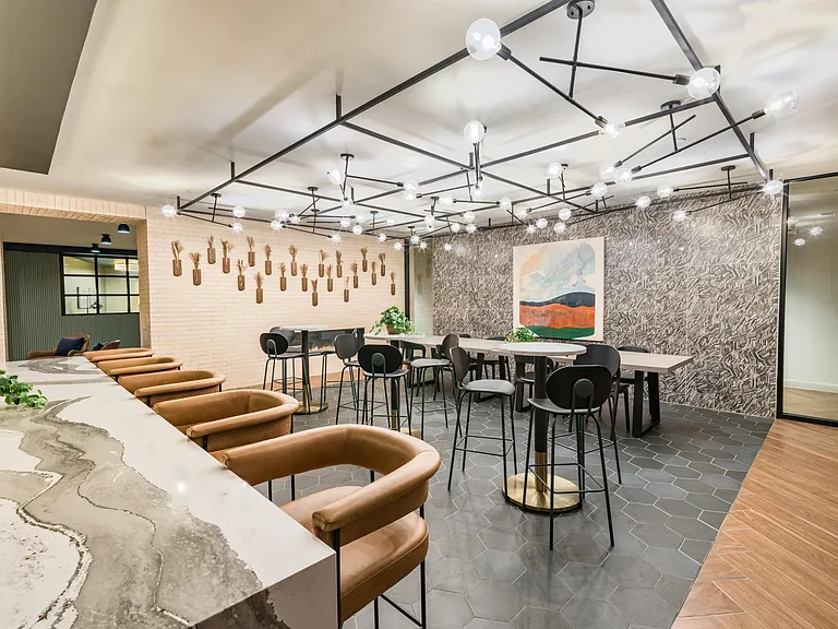 Make connections in Modera EaDo's social kitchen, the perfect space for mingling and creating lasting moments.