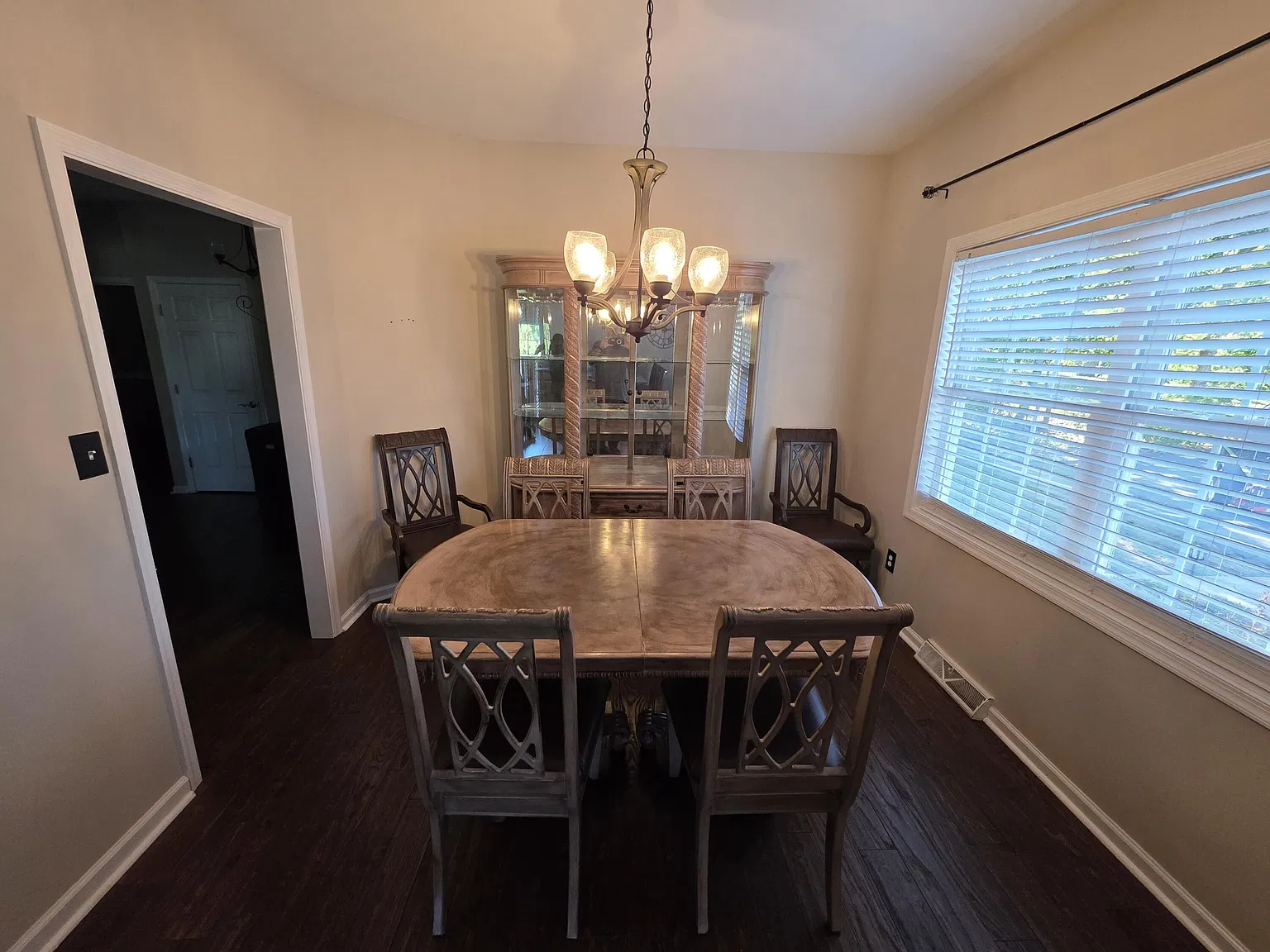 3 bed, 3.5 bath, 2340 sqft, $3,700 — Photo 2