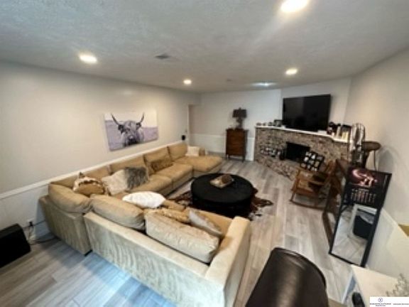 3rd image of 915 S 119th Ct