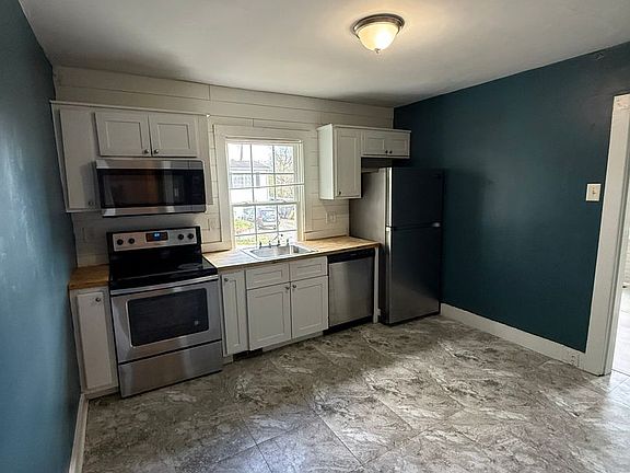 3rd image of 411 Hietts Ln