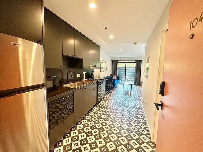 201 Academy Dr — Photo 9