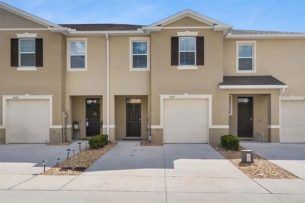 3 bed, 2.5 bath, 1673 sqft, $2,100 — Photo 1