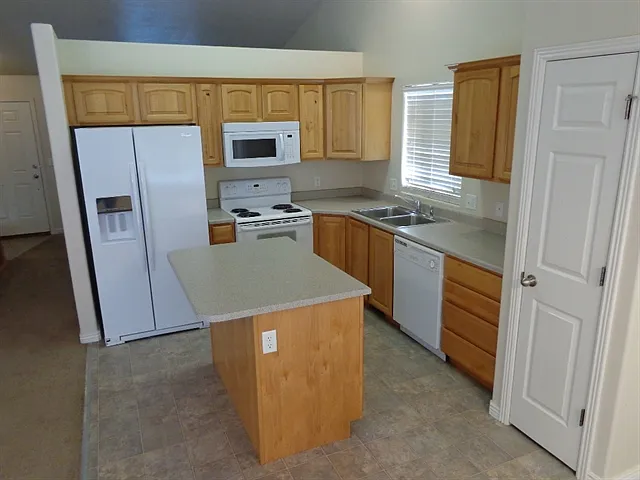 2530 S Cimmaron Dr — Photo 2