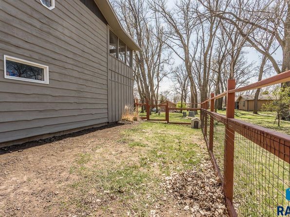 107 E Willow St, Beresford, SD 57004