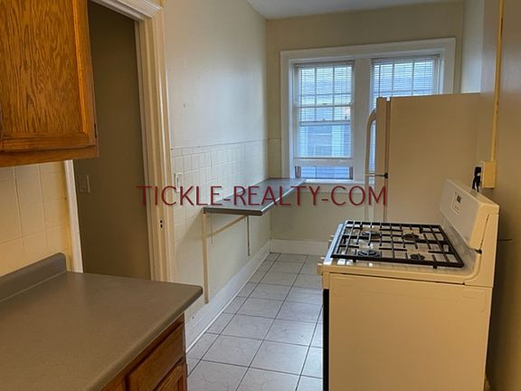 3rd image of 292 Oxford St APT 1