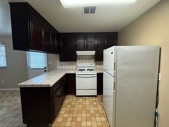 4th image of 210 Douglas St #A