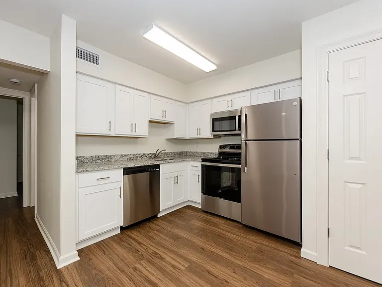 670 N 8th St #3 — Photo 6