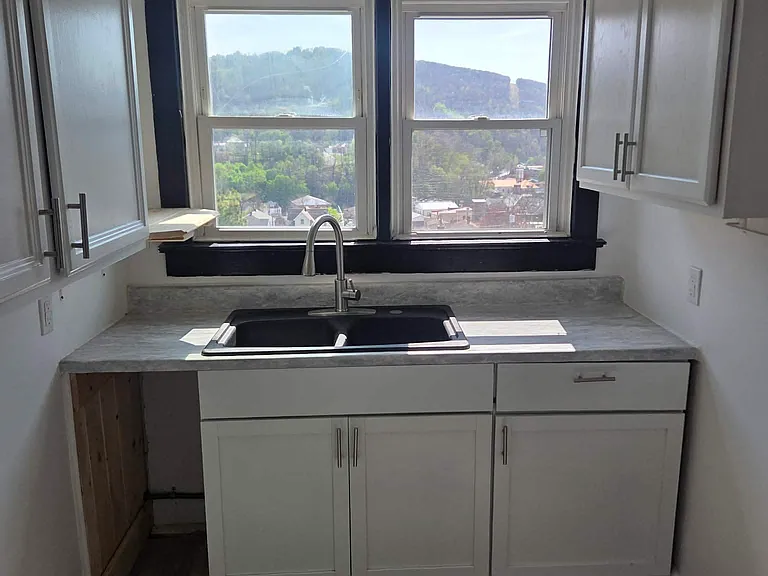 404 Walnut St #B — Photo 3