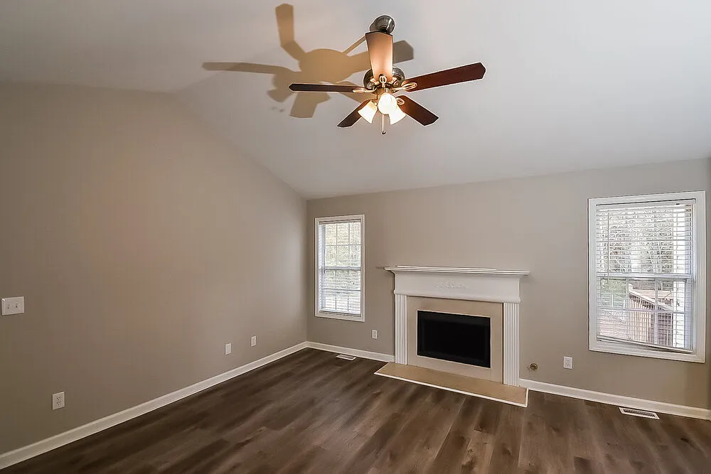 3 bed, 3.0 bath, 2152 sqft, $2,395 — Photo 4