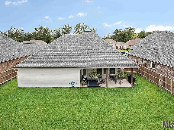 4th image of 18178 Old Trail Dr