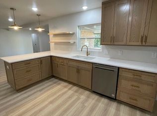 1221 N Hamilton St, Gonzales, TX 78629