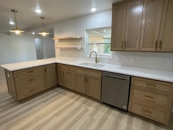 1221 N Hamilton St, Gonzales, TX 78629