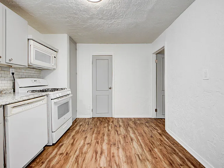 204 S Stewart Ave — Photo 13